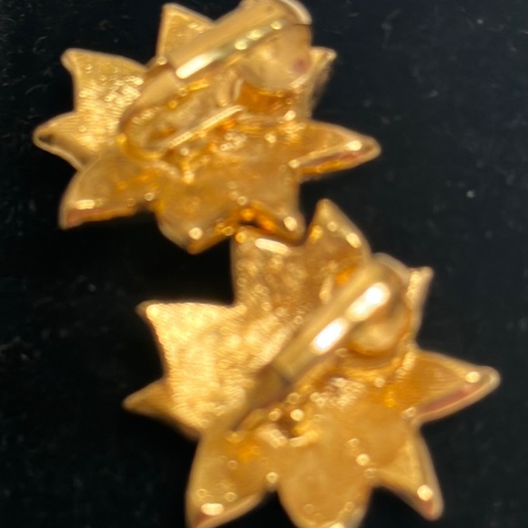 Avon Holiday Christmas poinsettia sparkling clip earrings EUC - Picture 4 of 5